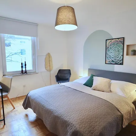 Apartment Emerald Apartment: Free Parking + Netflix + Bathtub *