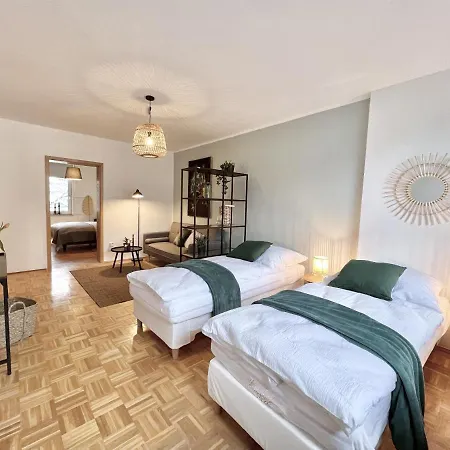 Emerald Apartment: Free Parking + Netflix + Bathtub Apartment