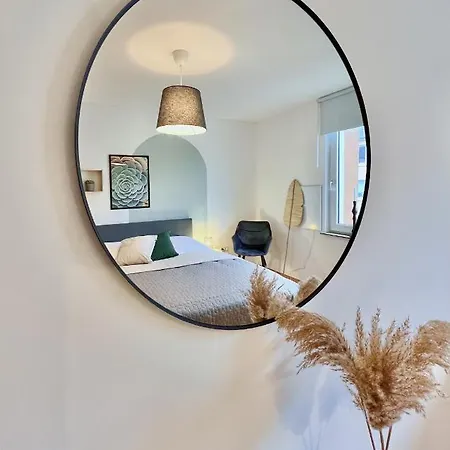 Emerald Apartment: Free Parking + Netflix + Bathtub Apartment *