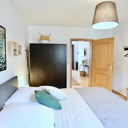 Apartment Emerald Apartment: Free Parking + Netflix + Bathtub *