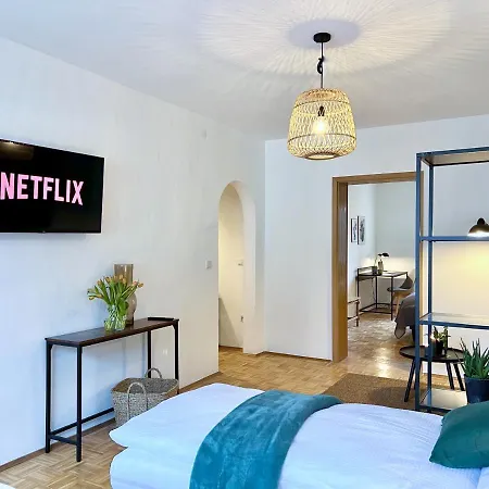 Emerald Apartment: Free Parking + Netflix + Bathtub Apartment