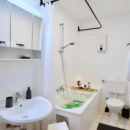 Emerald Apartment: Free Parking + Netflix + Bathtub Apartment *