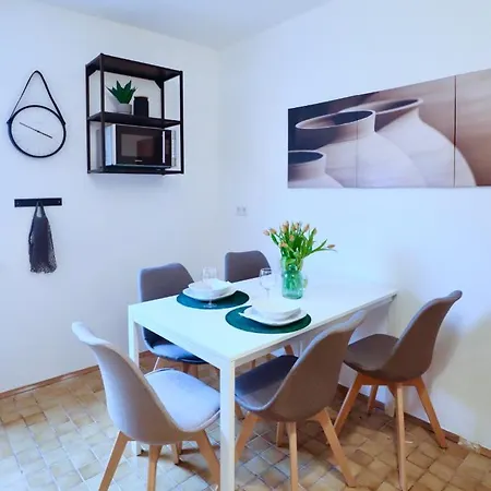 Emerald Apartment: Free Parking + Netflix + Bathtub