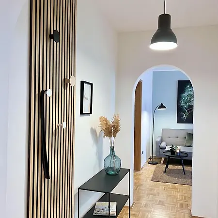 Emerald Apartment: Free Parking + Netflix + Bathtub *