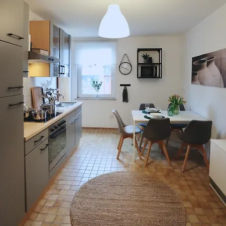 Emerald Apartment: Free Parking + Netflix + Bathtub